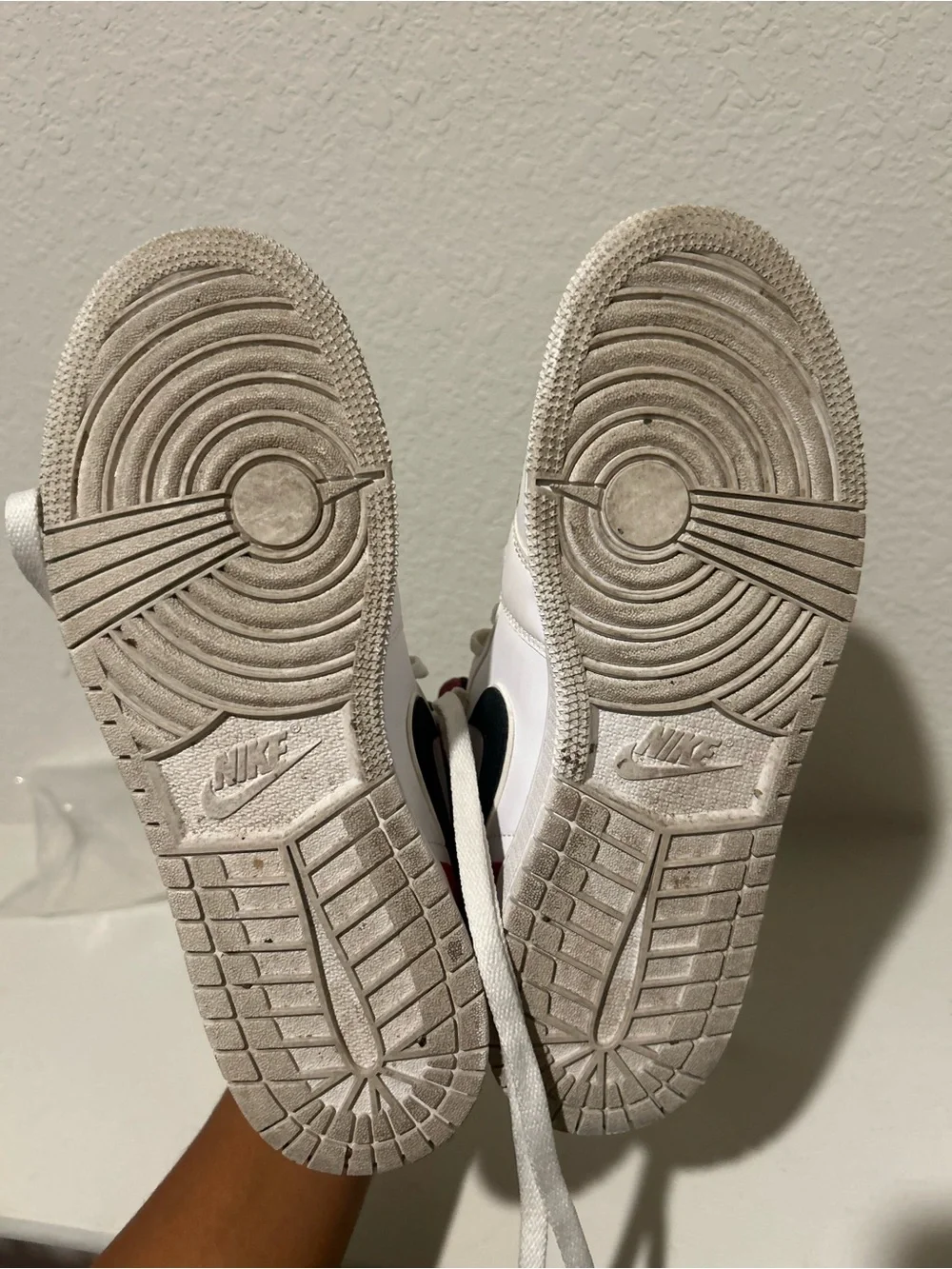 Jordan 1 Mids Big Kids 6.5Y 8 in women’s